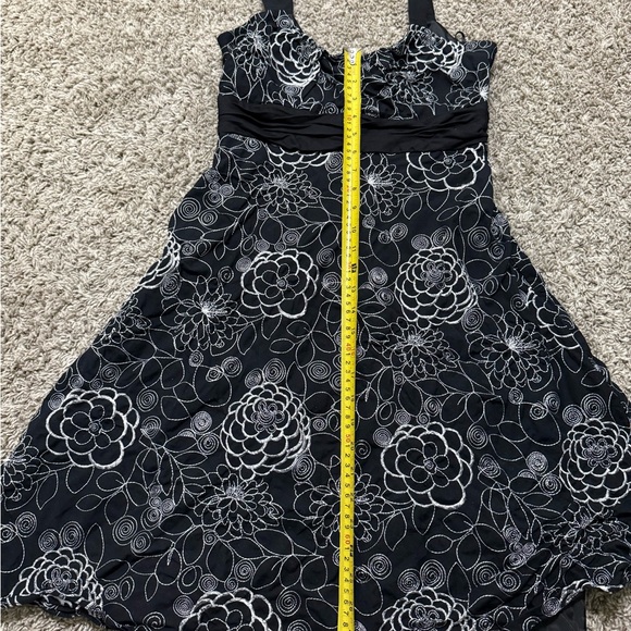 Evan Picone Womens 4 Black White Embroidered Cocktail Floral Dress Lined Party - Picture 2 of 7